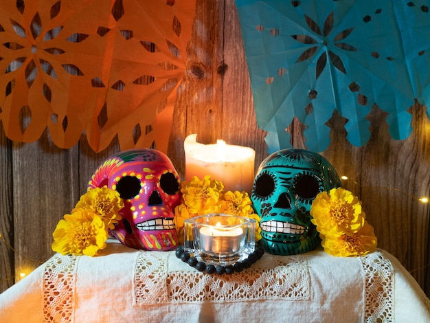 Composition de l'autel traditionnel pour le jour des morts mexicain avec offrande de bougies crâne et fleurs