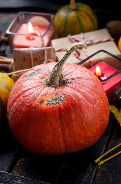 Composition d'automne avec bougies citrouilles et feuilles d'automne tasse de thé sur table en bois