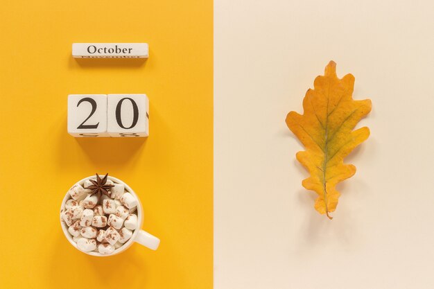 Composition d'automne avec cacao chaud, date et feuille d'automne