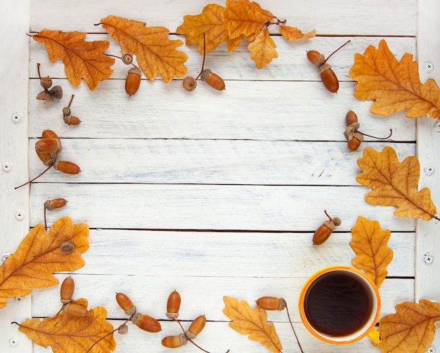 Composition d'automne Cadre fait de feuilles de chêne d'automne et de glands sur fond blanc