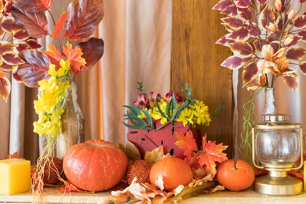 Composition d'automne Citrouilles bougies et fleurs séchées Vacances d'automne automne thanksgivingHalloween concept maison confortable nature morte Fleurs sèches dans un vaseConcept de récolte riche et d'ambiance festive