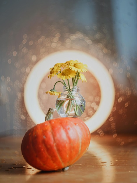 Composition d'automne de citrouilles et de fleurs avec place pour le texte Carte de voeux