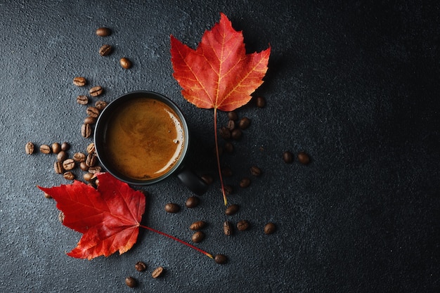 Composition d'automne avec du café frais en tasse et feuilles d'érable