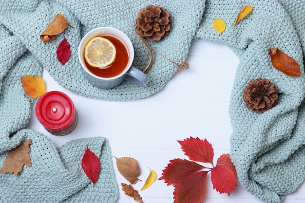 Composition d'automne et feuilles d'automne sur un fond clair en gros plan