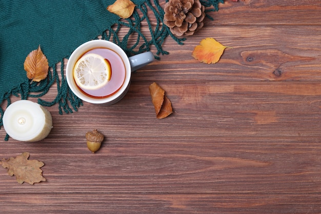 Composition d'automne et feuilles d'automne sur un fond clair en gros plan