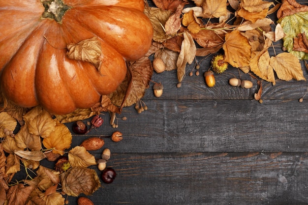 Photo composition d'automne avec des feuilles sèches et des citrouilles mûres sur une table en bois sombre vue de dessus espace de copie