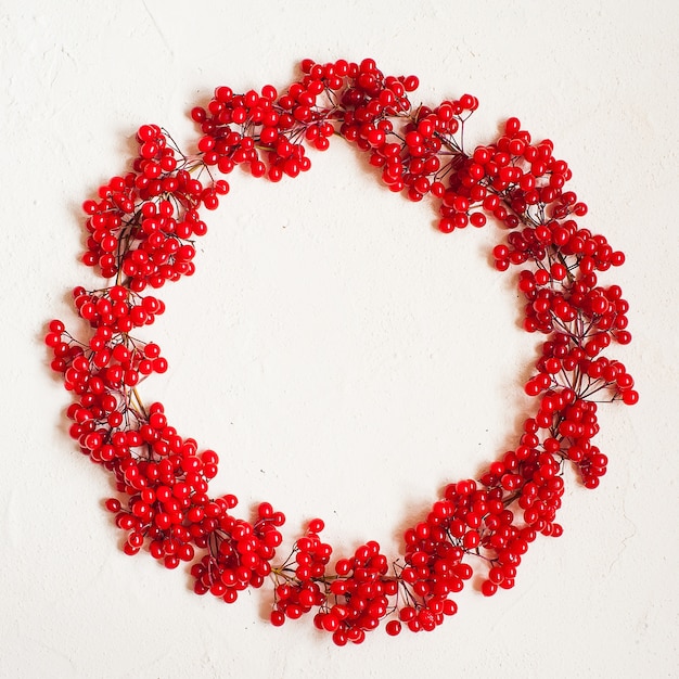 Composition d&#39;automne avec des fruits rouges. Couronne faite de baies de viorne.