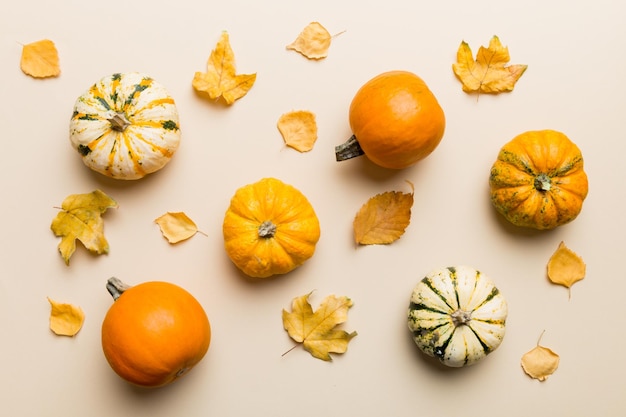 Composition d'automne Motif composé de feuilles séchées et d'autres accessoires de design sur la table Vue de dessus à plat