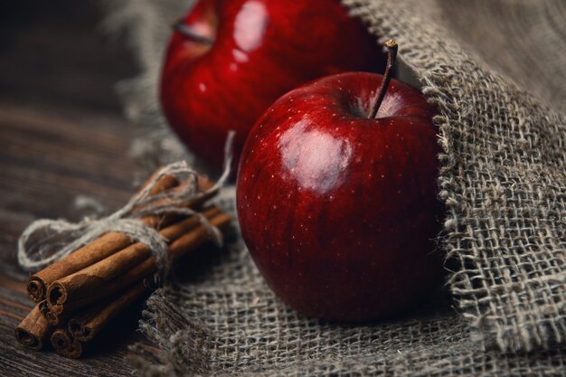 Composition d'automne avec des pommes rouges fraîches sur table