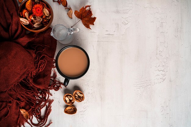 Composition d'automne. Une tasse de café au lait, un pull pour femme, des feuilles d'automne. Mise à plat, vue de dessus, espace de copie. photo de haute qualité