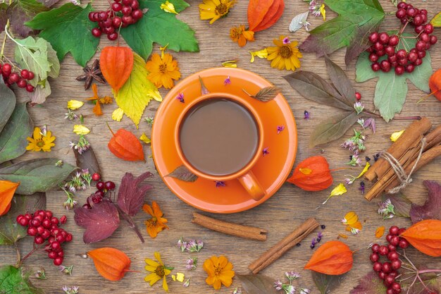 composition d'automne tasse de café sur une table avec des fleurs et des feuilles vue de dessus photo d'arrière-plan