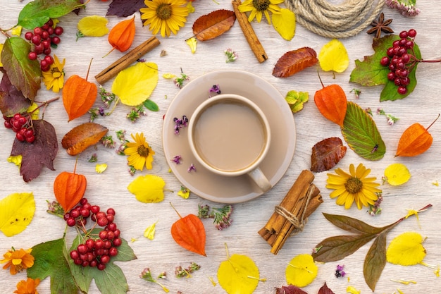 composition d'automne tasse de café sur une table avec des fleurs et des feuilles vue de dessus photo d'arrière-plan