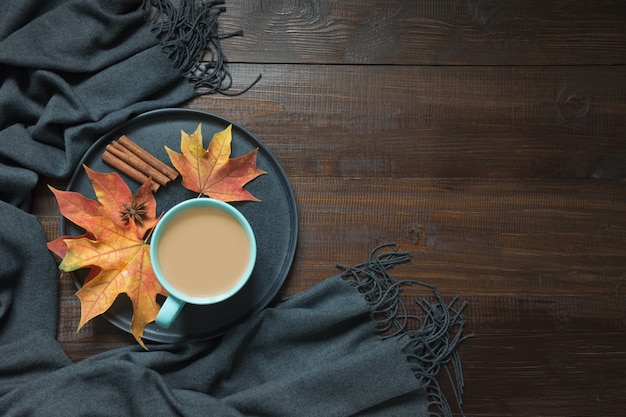 Composition d'automne avec une tasse de café,