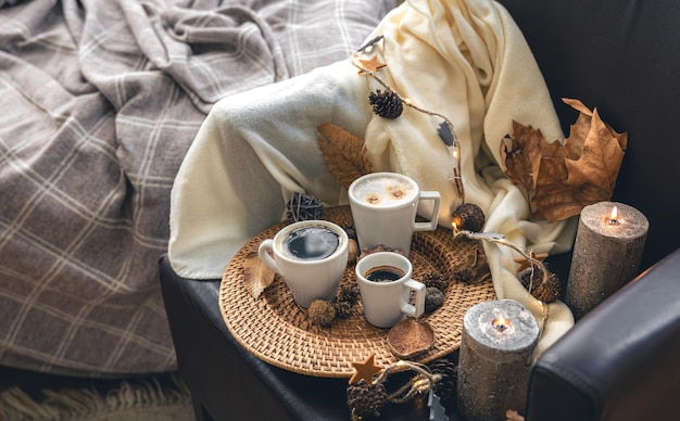 Composition D'automne Avec Des Tasses De Café Et Des Feuilles