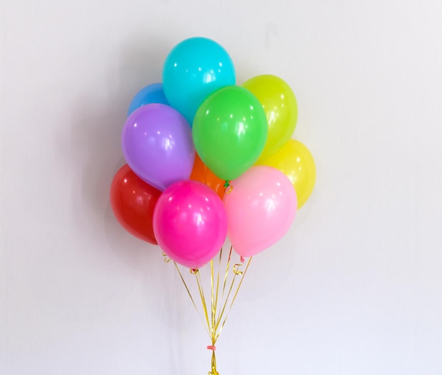 Composition de ballons ronds multicolores lumineux sur fond blanc Cadeau coloré pour garçons et filles