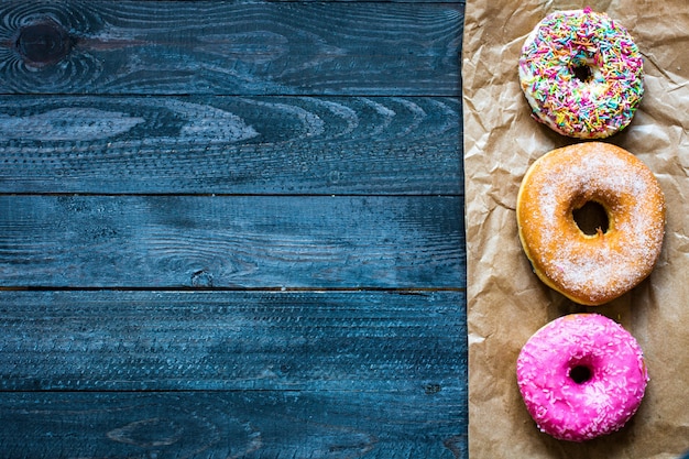 Composition de beignets colorés avec différents styles de couleurs