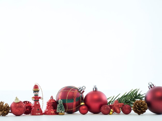 Composition de la belle décoration de Noël sur fond blanc