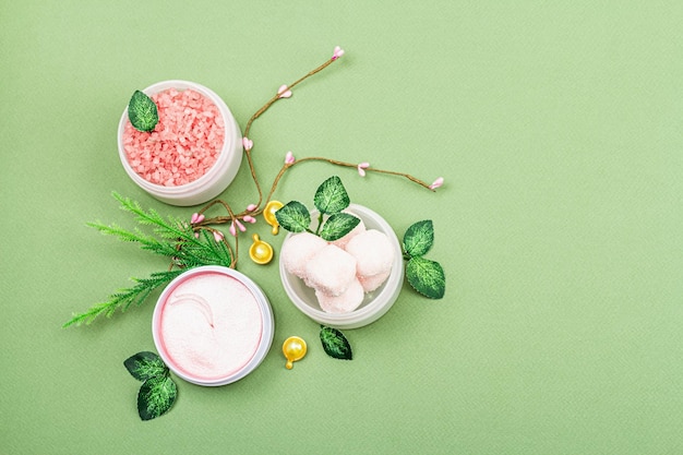 Composition de bien-être et de spa avec des ingrédients naturels roses Fond de soins de la peau cosmétiques bio beauté Tendance couleur verte savane vue plate sur le dessus