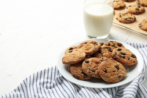 Composition avec biscuits aux chips et lait sur tableau blanc