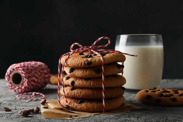 Composition avec biscuits aux pépites et lait sur tableau gris