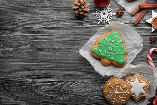 Composition De Biscuits Et Décor De Noël Sur Table En Bois