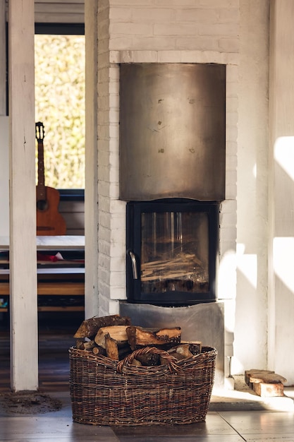 Composition, bois de chauffage, articles de poêle, panier. véritable cheminée remplie de bois de chauffage.