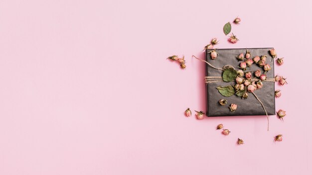 Photo composition de la boîte présente avec des fleurs