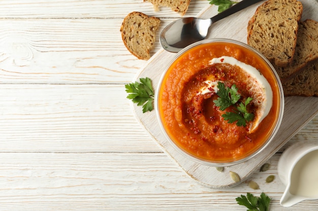 Composition avec bol de soupe à la citrouille