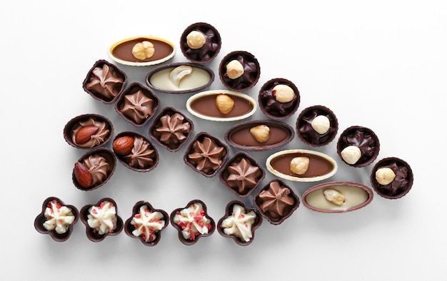 Composition de bonbons au chocolat sur fond blanc