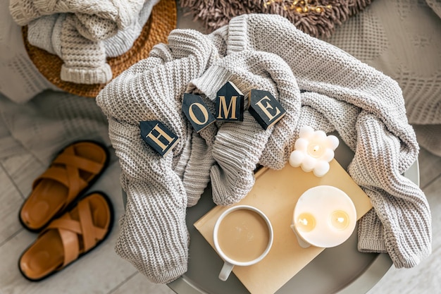 Composition avec des bougies tricotées et une tasse de café vue de haut