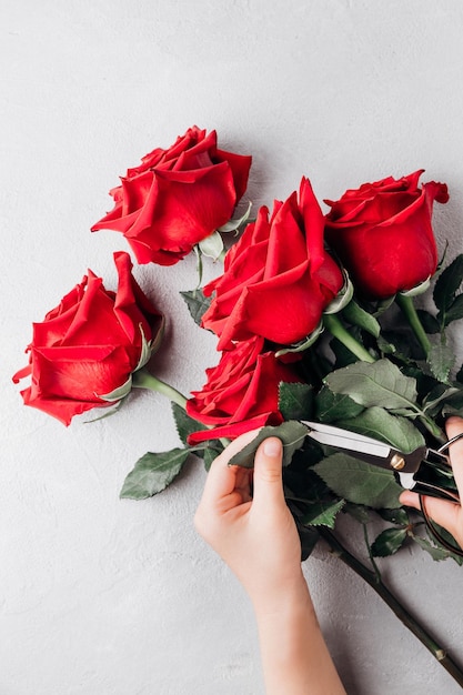 Composition d'un bouquet de roses rouges Petite entreprise Félicitations pour les vacances