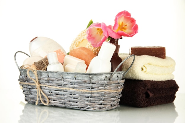 Composition de bouteilles cosmétiques et de savon dans le panier isolé sur blanc