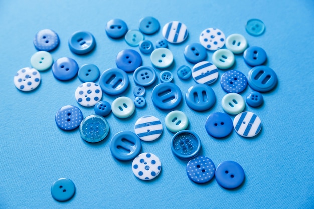 Composition de boutons de couture sur bleu