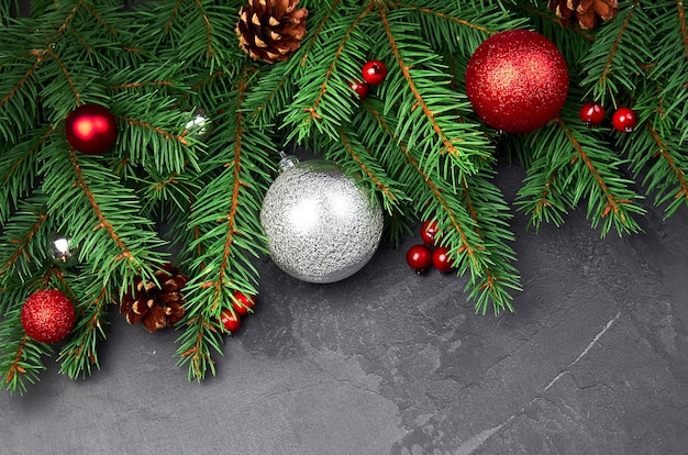 Composition avec des branches de sapin et des décorations de Noël
