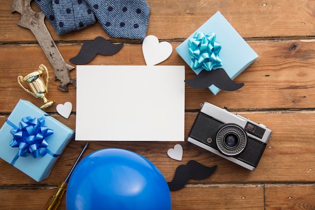 Composition de carte blanche vierge fête des pères avec appareil photo trophée moustache cadeaux