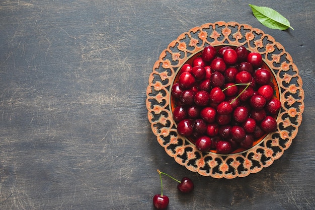 Composition de cerises douces sur une assiette avec des gouttes d'eau Concept d'été et de récolte Macro de cerise Aliments crus végétariens végétaliens