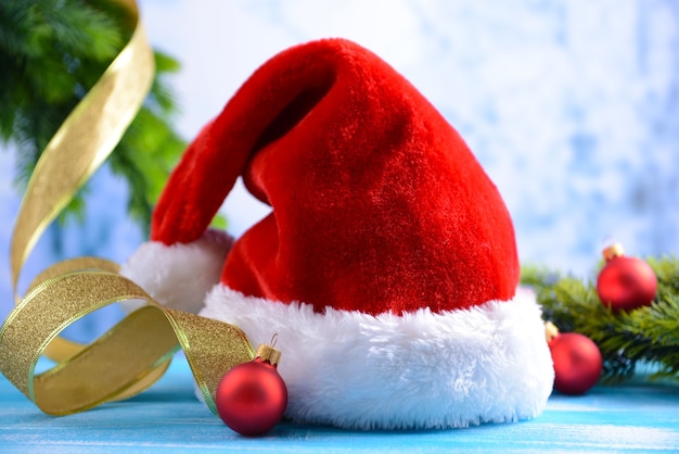 Photo composition avec chapeau rouge du père noël et décorations de noël sur fond clair