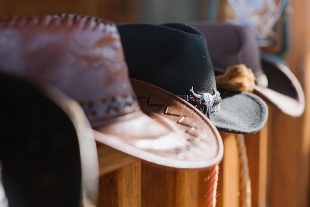 Une composition de chapeaux de cow-boy sur la terrasse d'une maison en bois aux beaux jours