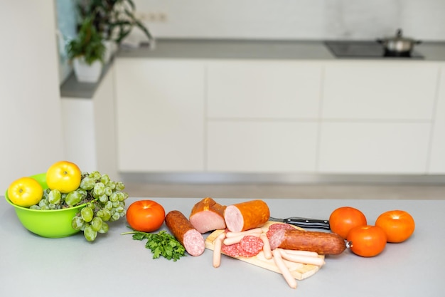 composition de charcuterie sur planche de bois avec différents types de fromages