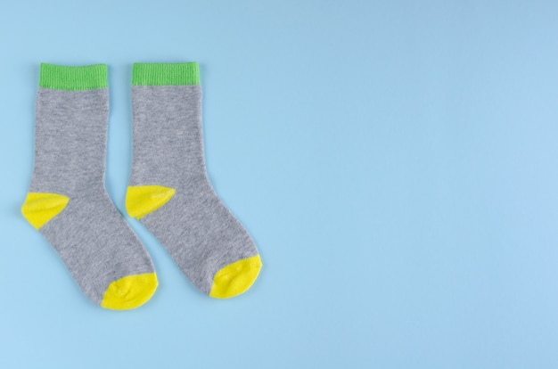 Composition de chaussettes enfants sur fond bleu. Lay plat.