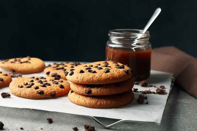 Composition Avec Chips De Cookies Et Caramel Sur Table Grise