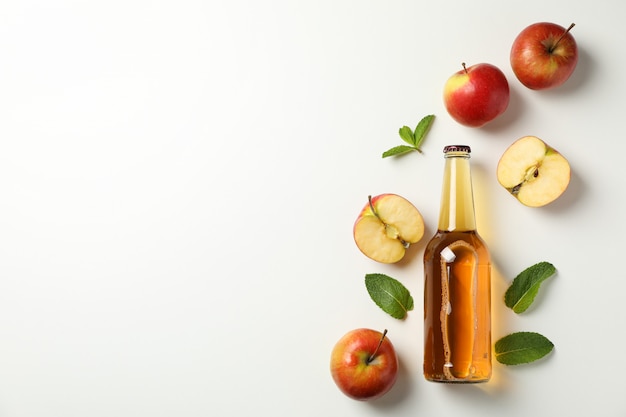 Composition avec cidre et pommes sur blanc