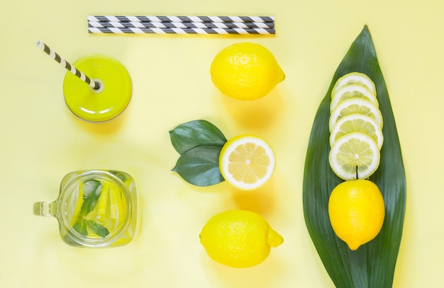 Composition de citron d&#39;été pour la cuisson de la limonade désintoxiquée à la menthe et de la glace dans un bocal en mason jaune.