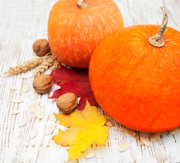 Composition de citrouille d'automne sur une table en bois