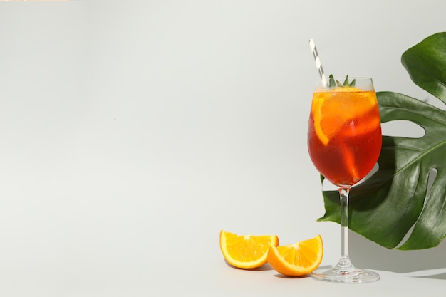 Composition avec cocktail aperol spritz sur fond blanc