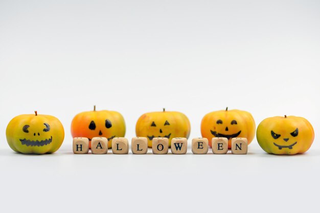 Photo composition de concept d'halloween avec des citrouilles et plus encore