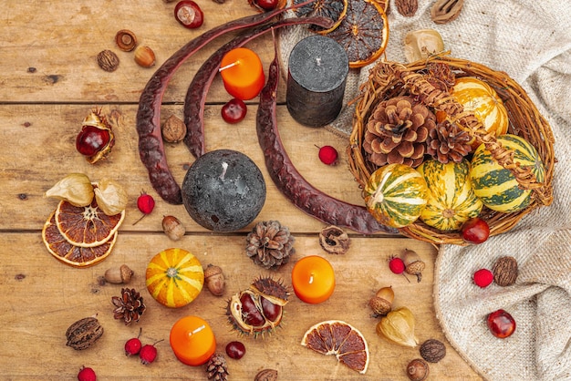 Composition confortable d'automne Citrouilles dans un panier bougies cônes graines Décor d'automne traditionnel