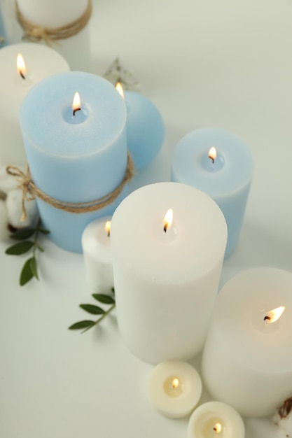 Composition confortable avec des bougies parfumées pour la relaxation