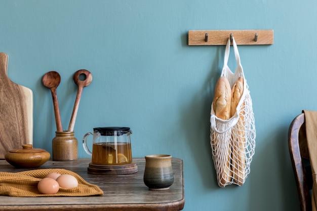 Photo composition confortable et élégante de salle à manger créative avec espace de copie, console en bois, tournesols et accessoires personnels. mur vert. belle matinée ensoleillée.