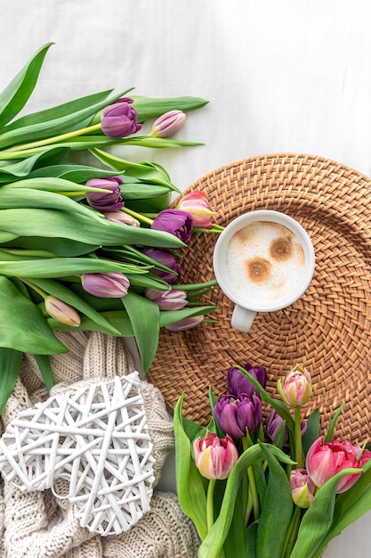 Composition confortable avec des fleurs et du café sur une vue de dessus de fond blanc